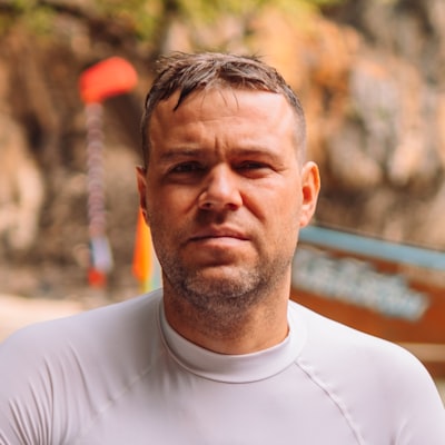 Jeune femme souriante, chemise profesionnelle et badge autour du coup