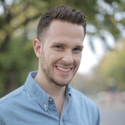 Jeune femme souriante, chemise profesionnelle et badge autour du coup