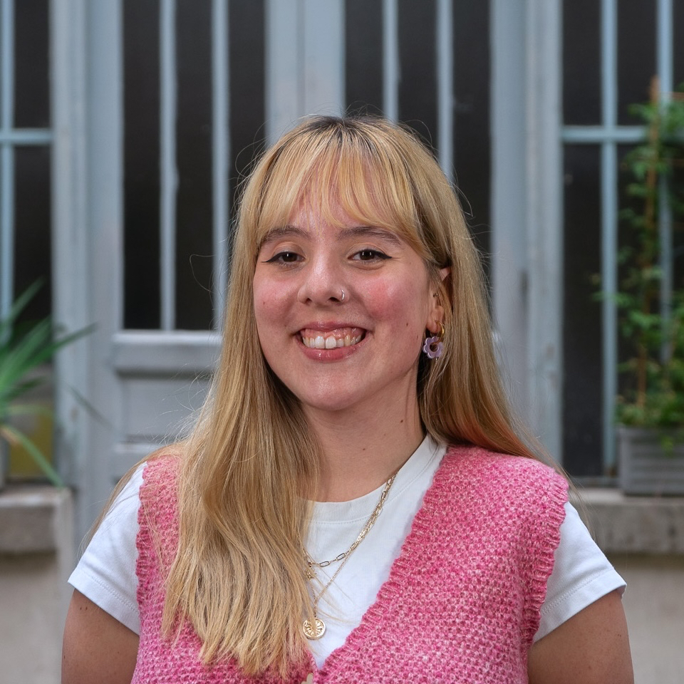 photo de moi souriante devant un ordinateur