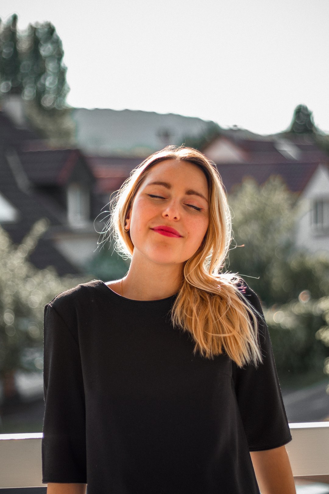 Jeune femme souriante, chemise profesionnelle et badge autour du coup